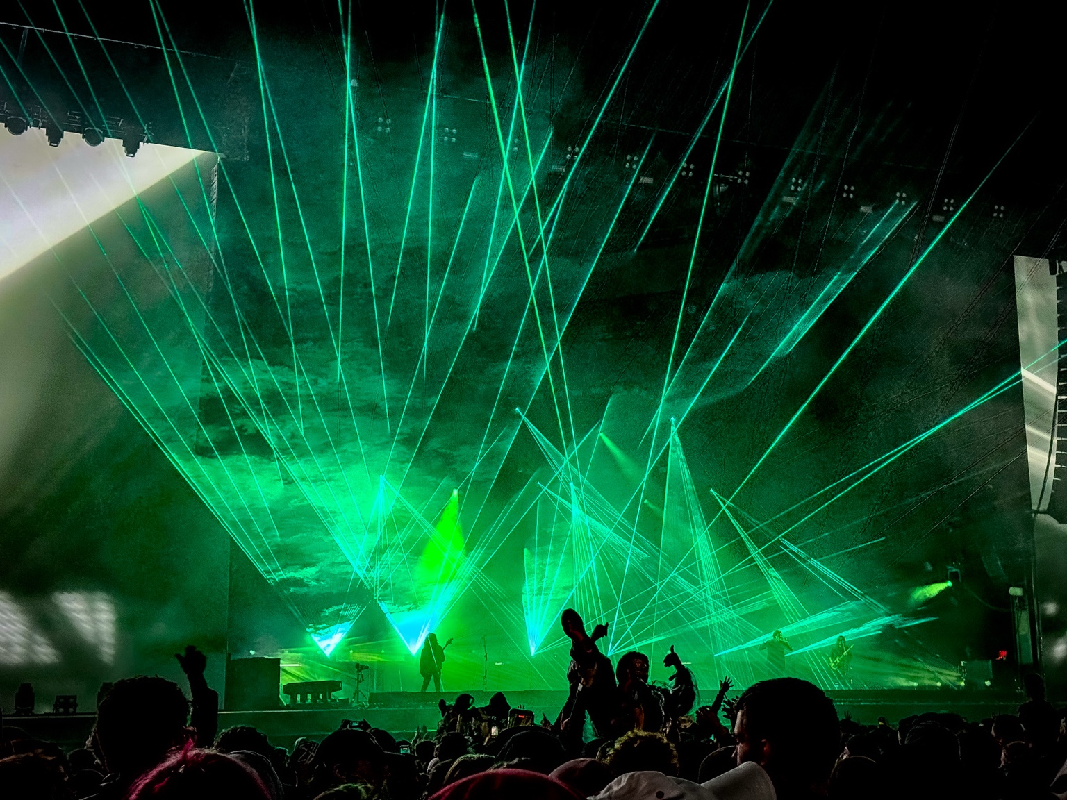 Grüne Laser über dem Publikum