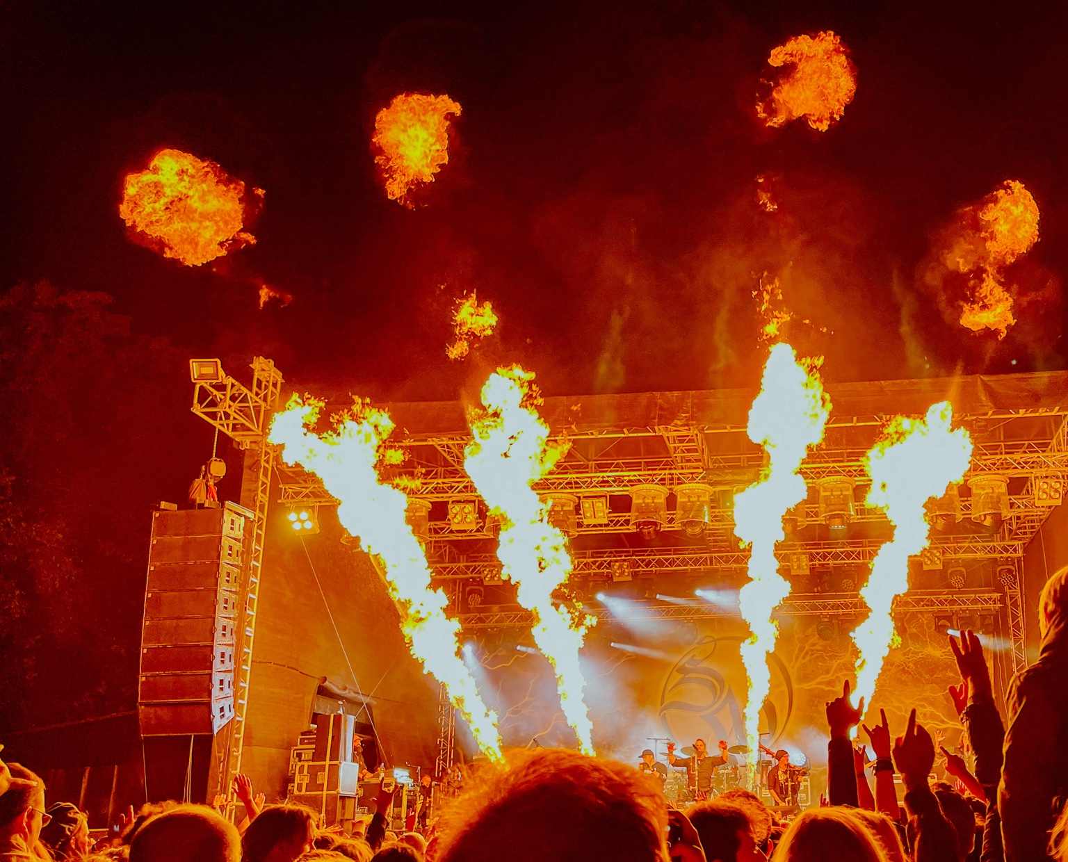 Pyroshow mit mehreren Feuerfontänen